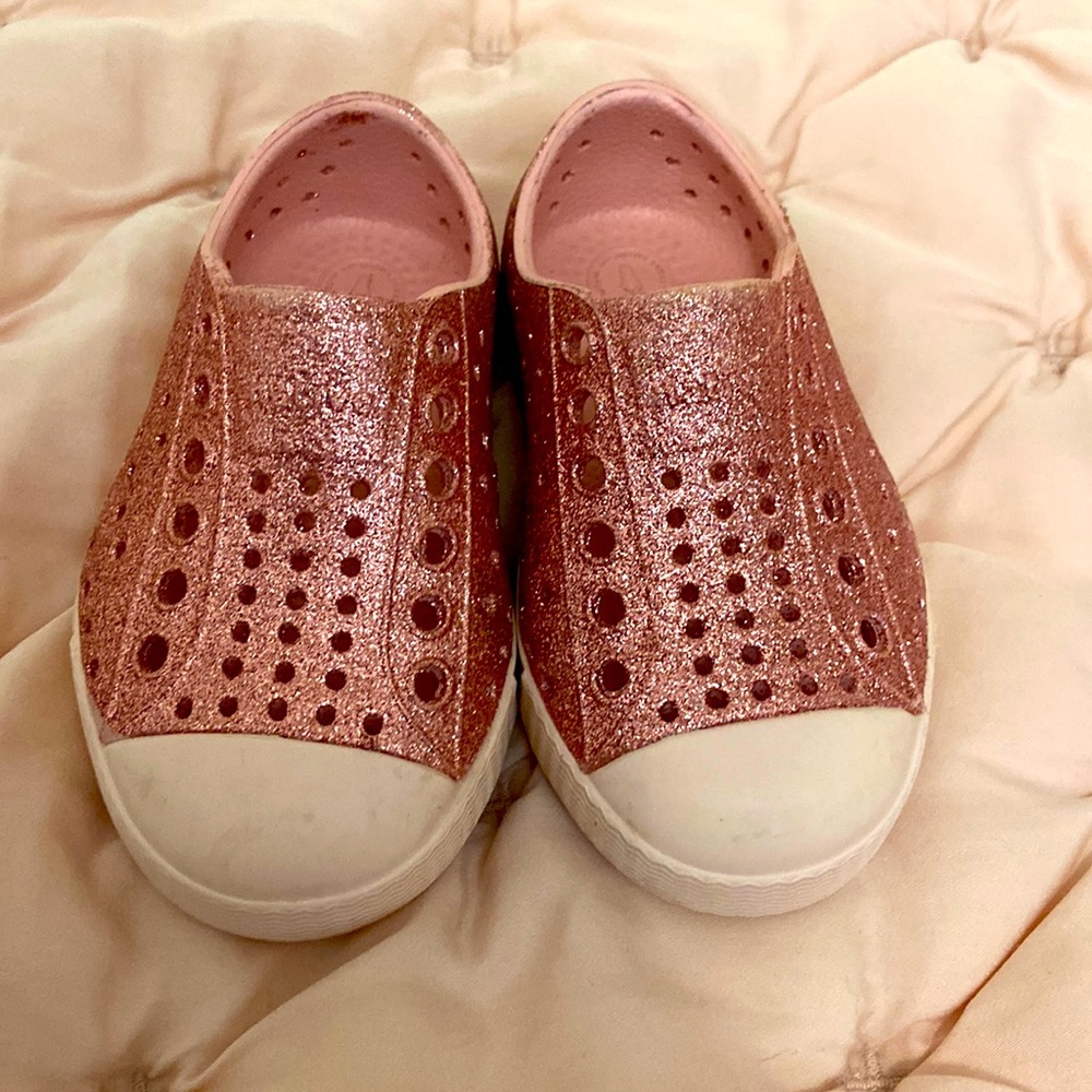 EUC Native rose gold glitter toddler shoes size 5